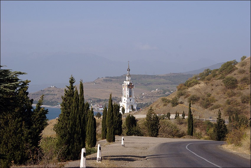 Церковь Николая Чудотворца, Малореченское (Алушта, город, Республика Крым). дополнительная информация, При подъезде с Восточной стороны церковь видно издалека
