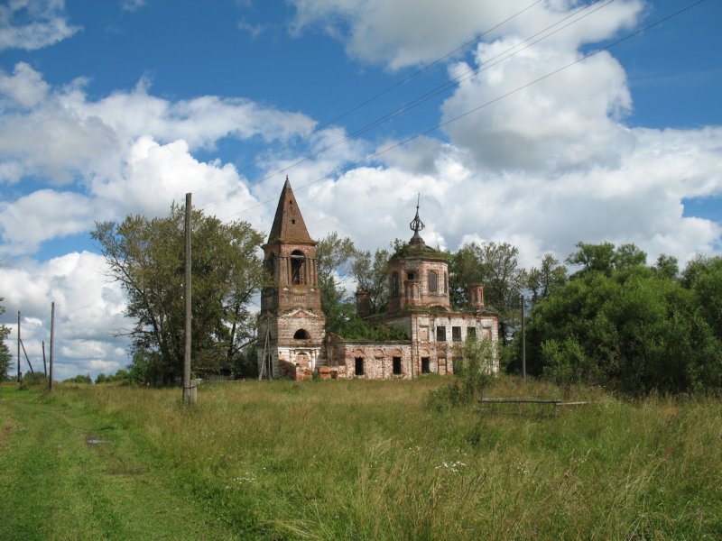 Семёново-Высоково. Церковь Троицы Живоначальной. общий вид в ландшафте