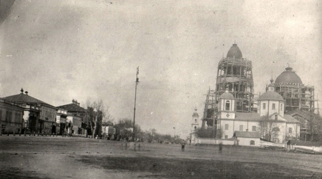Церковь Преображения Господня (новая), Ахтырка (Ахтырский район, Украина, Сумская область). архивная фотография, Строительство новой Спасской церкви (1905), на переднем плане - старая Спасская церковь (1790). Фото 1905 г.