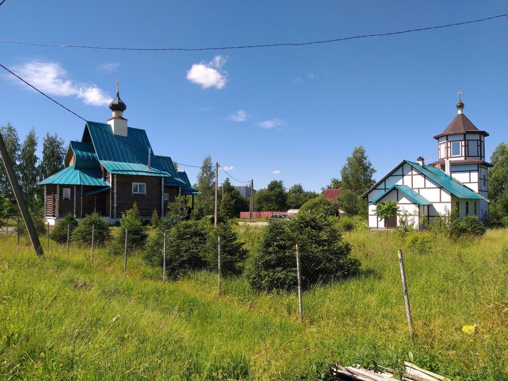 Церковь Покрова Пресвятой Богородицы, Торковичи (Лужский район, Ленинградская область). дополнительная информация, Общий вид с домом священника и колокольней
(источник - Wikimedia Commons, CC-BY SA 4.0)