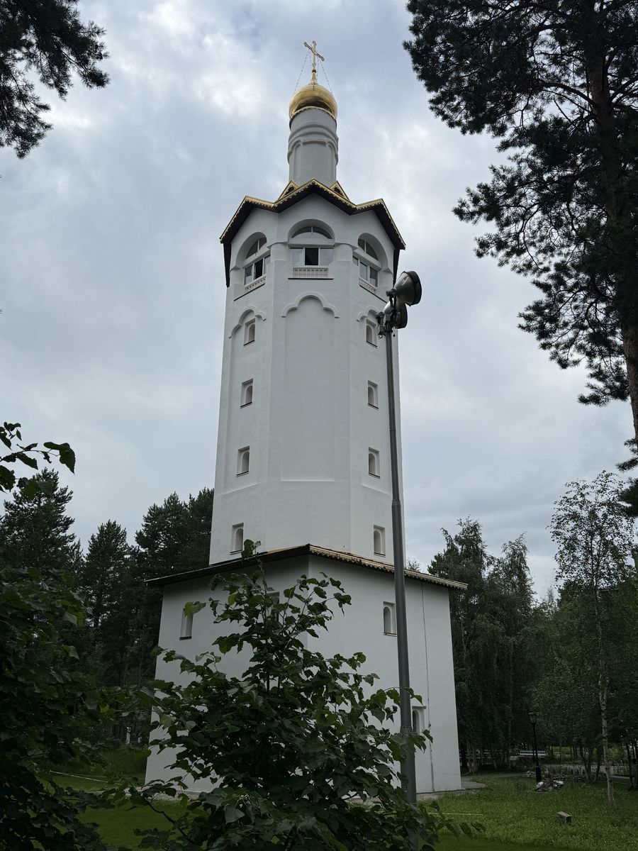 Колокольня, вид с юго-запада, фасады. Церковь Успения Пресвятой Богородицы, Когалым (Когалым, город, Ханты-Мансийский автономный округ)