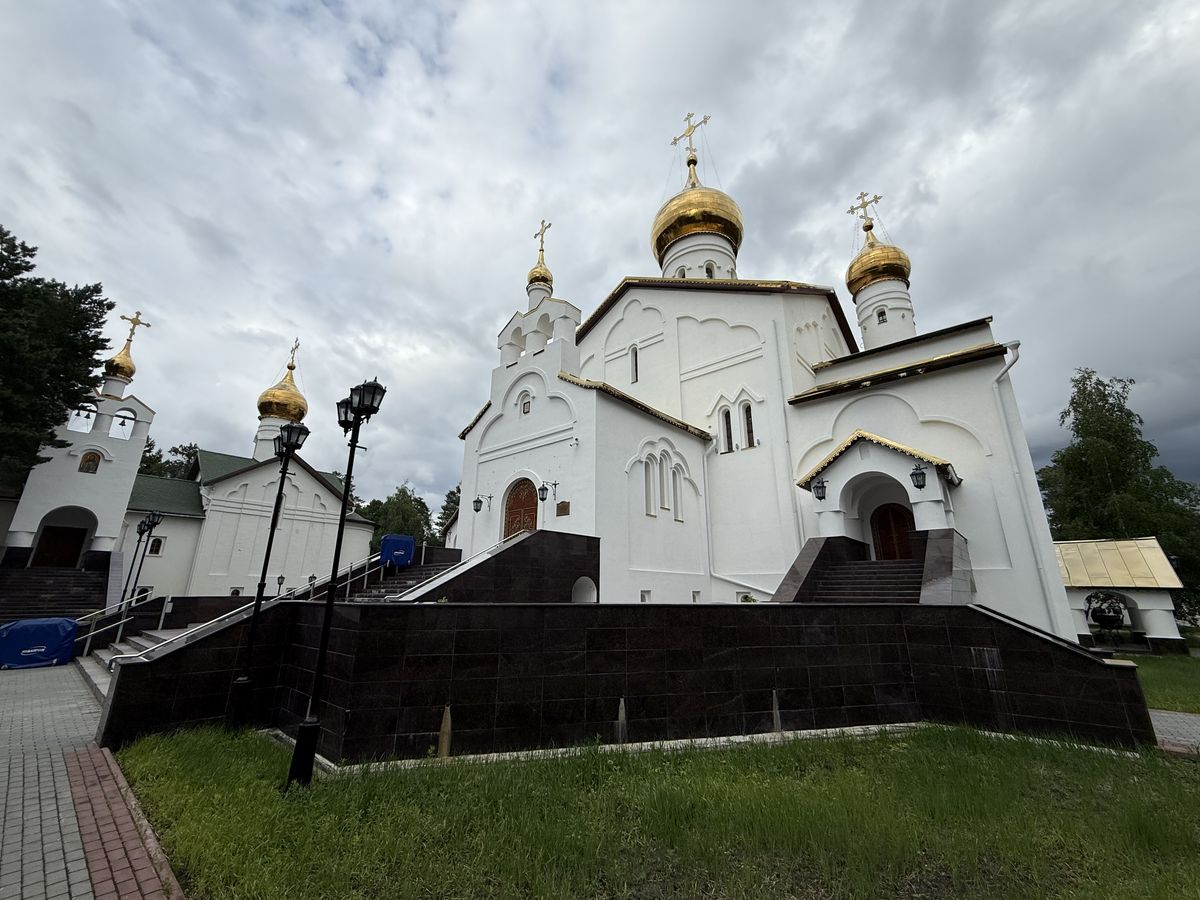 Вид с юго-запада, фасады. Церковь Успения Пресвятой Богородицы, Когалым (Когалым, город, Ханты-Мансийский автономный округ)