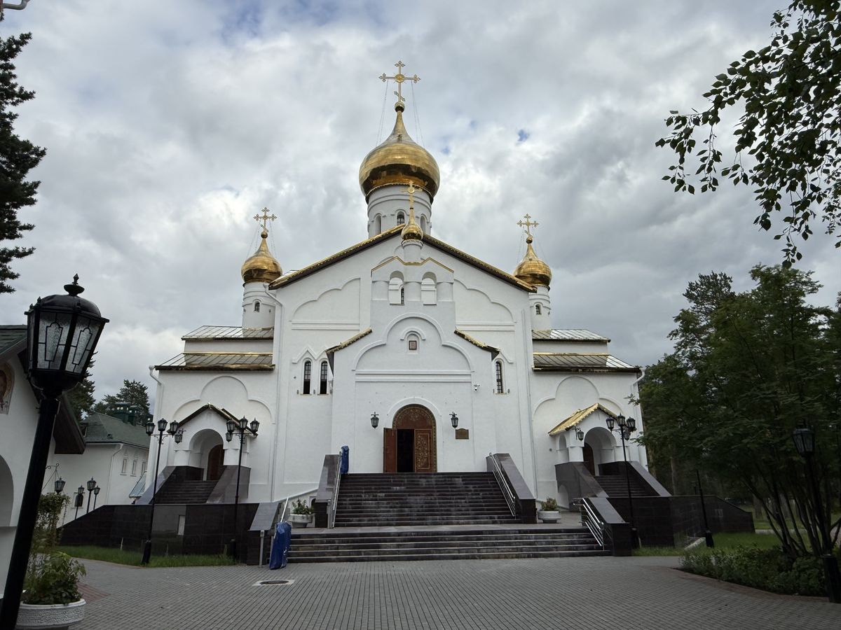 Вид с запада, фасады. Церковь Успения Пресвятой Богородицы, Когалым (Когалым, город, Ханты-Мансийский автономный округ)