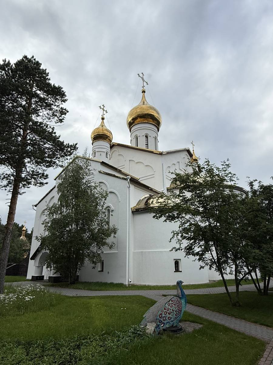 Вид с юго-востока, фасады. Церковь Успения Пресвятой Богородицы, Когалым (Когалым, город, Ханты-Мансийский автономный округ)