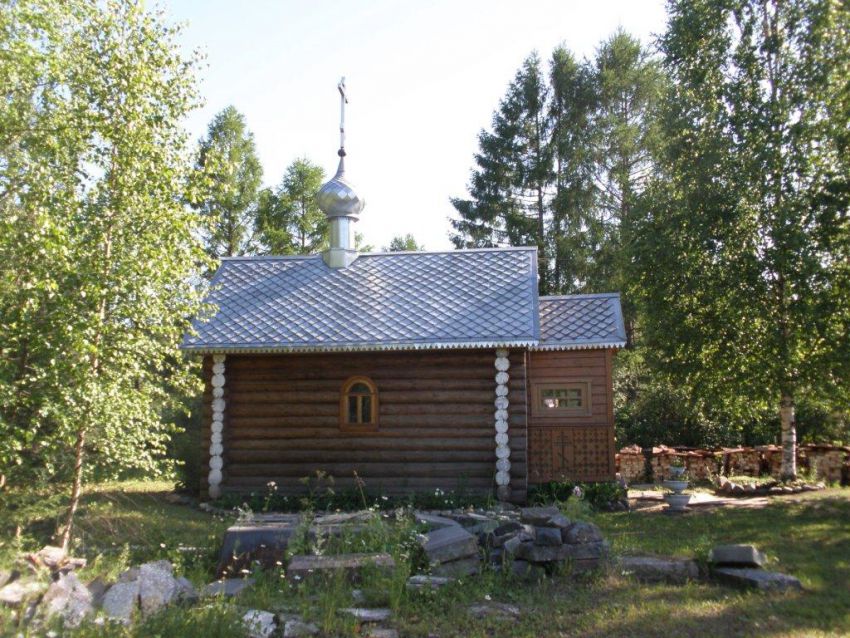 Троицкий Павло-Обнорский мужской монастырь. Часовня Павла Обнорского, Юношеское (Грязовецкий район, Вологодская область). фасады, Вид с севера. Возле часовни видны камни, оставшиеся от разрушенного Троицкого храма.