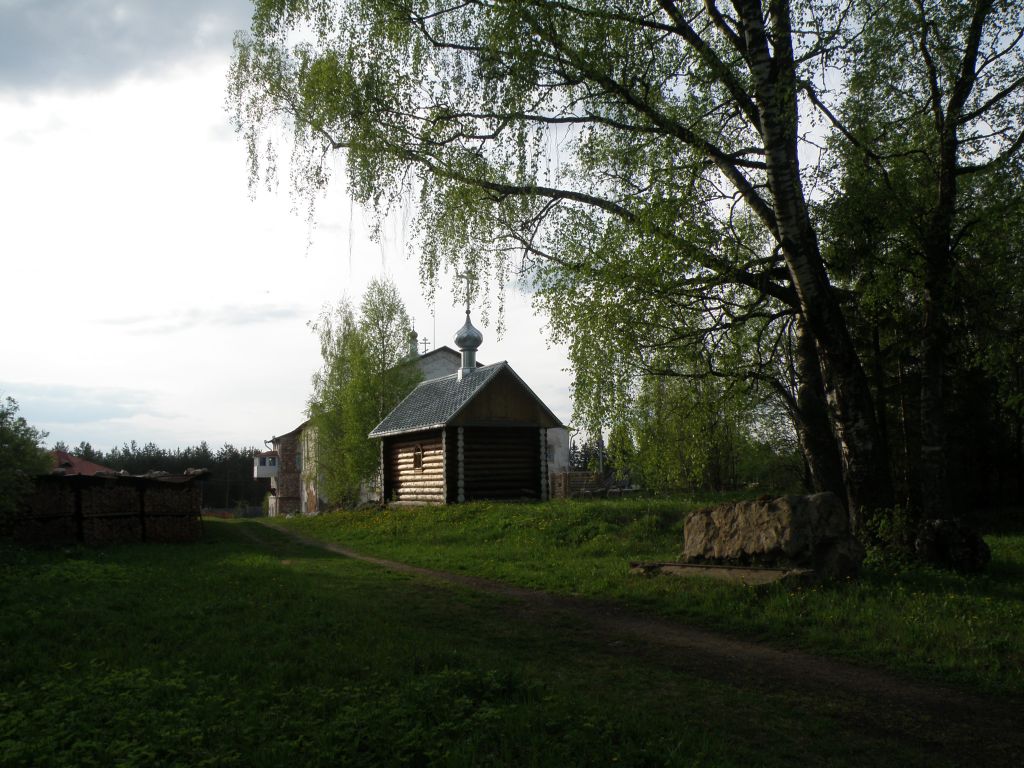 Троицкий Павло-Обнорский мужской монастырь. Часовня Павла Обнорского, Юношеское (Грязовецкий район, Вологодская область). общий вид в ландшафте