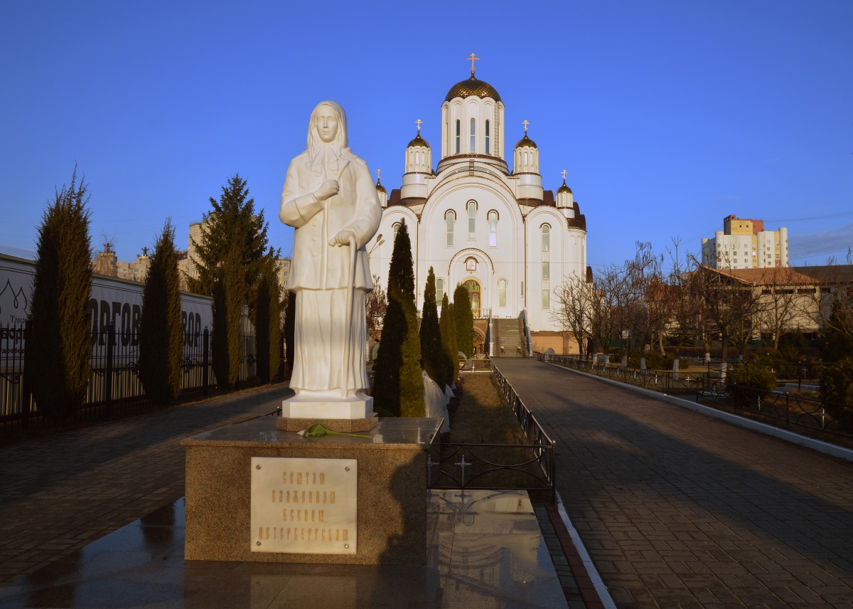 Воронеж. Церковь Ксении Петербургской. художественные фотографии, храм рядом с памятником блаженной Ксении Петербургской