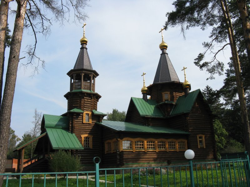 Церковь Серафима Саровского, Снегири (Истринский городской округ и ЗАТО Восход, Московская область). общий вид в ландшафте