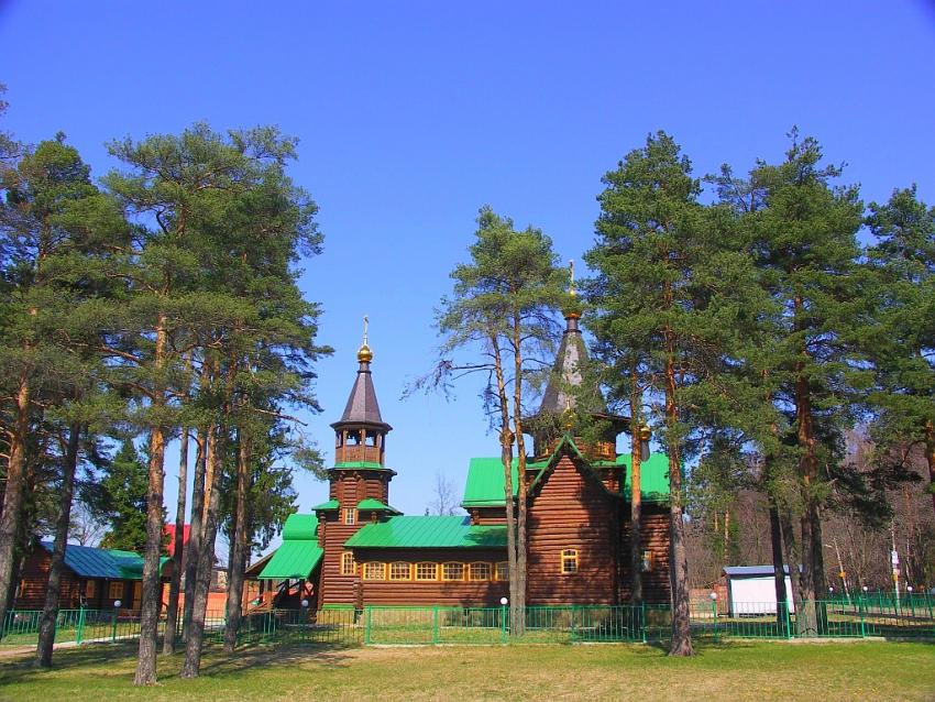 Снегири. Церковь Серафима Саровского. общий вид в ландшафте, вид с Волоколамского шоссе
