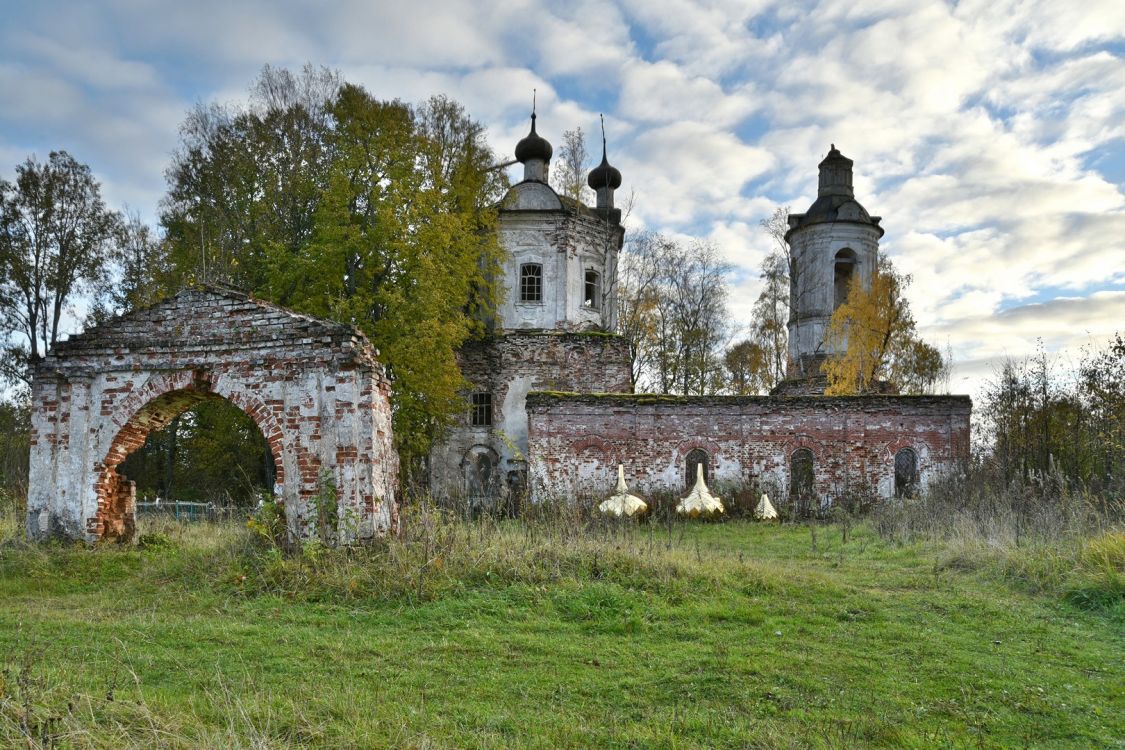 Сосницы (Сосница). Церковь Спаса Преображения. общий вид в ландшафте, Общий вид с севера