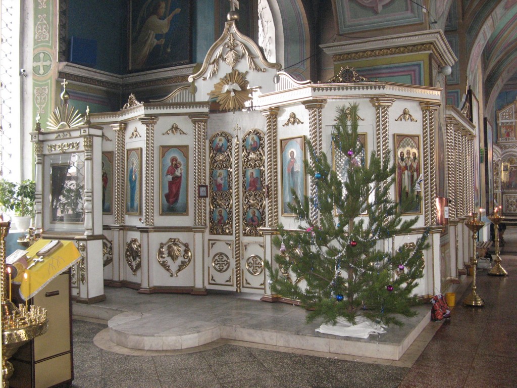 Собор Покрова Пресвятой Богородицы, Елабуга (Елабужский район, Республика Татарстан). интерьер и убранство, Придел Трех святителей