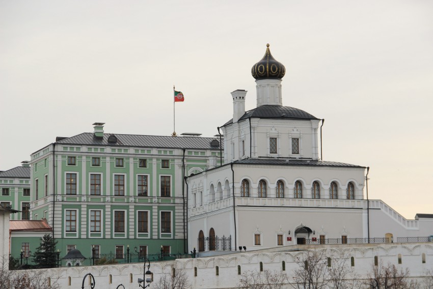Кремль. Церковь Сошествия Святого Духа при Губернаторском дворце, Вахитовский район (Казань, город, Республика Татарстан). общий вид в ландшафте, Слева  Президентский дворец