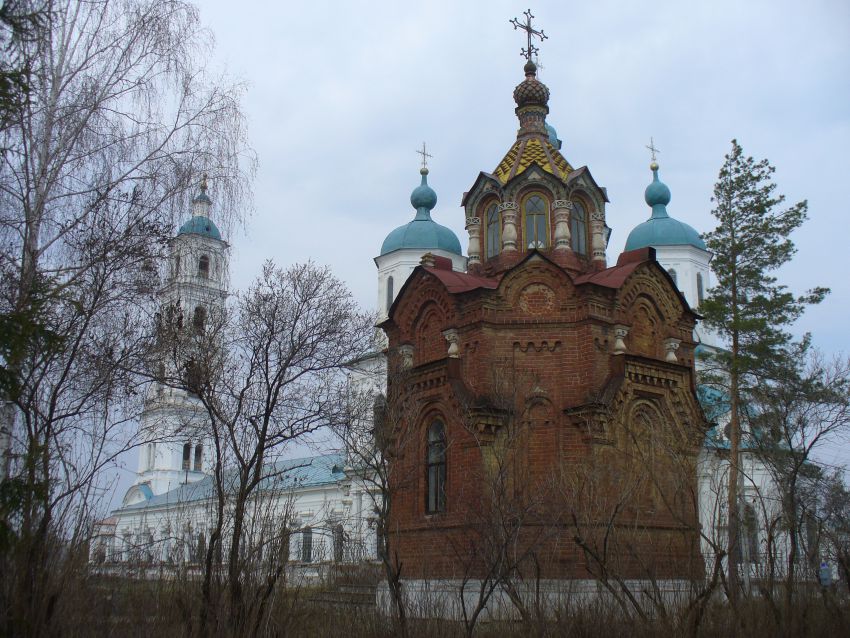 Елабуга. Часовня Александра Невского. фасады, На заднем плане - Спасский собор, рядом с которым стоит часовня.