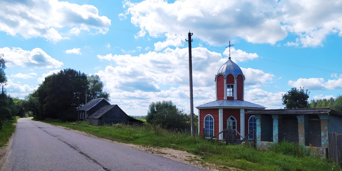 Часовня Казанской иконы Божией Матери, Лугинино (Удомельский городской округ, Тверская область). общий вид в ландшафте