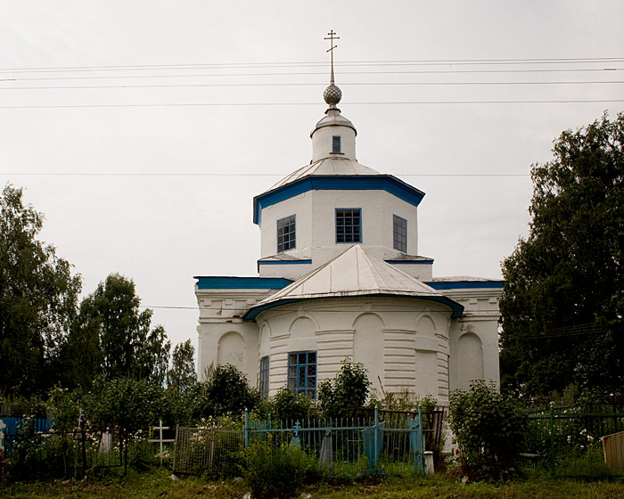 Пестово (Покров-Молога). Церковь Покрова Пресвятой Богородицы. общий вид в ландшафте, Вид с дороги