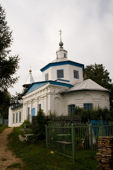 Пестово (Покров-Молога). Церковь Покрова Пресвятой Богородицы. общий вид в ландшафте, Вид с юго-востока