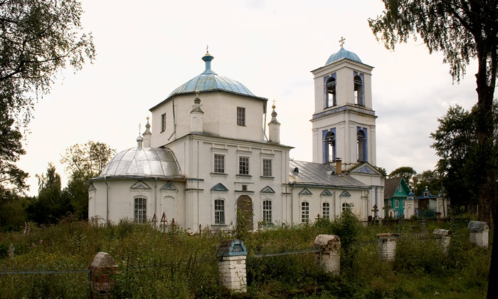 Охона. Церковь Троицы Живоначальной. общий вид в ландшафте