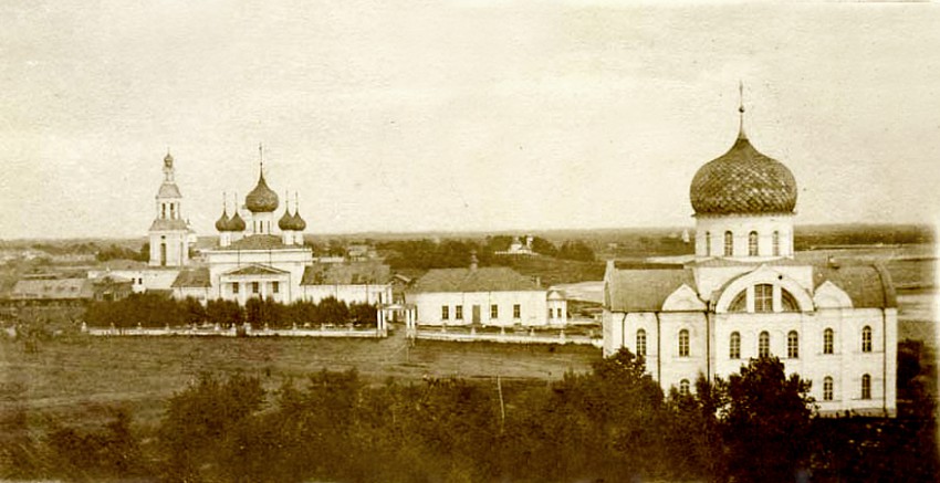 Бежецк. Церковь Иоанна Богослова. архивная фотография, Церковь справа, слева - Воскресенский собор