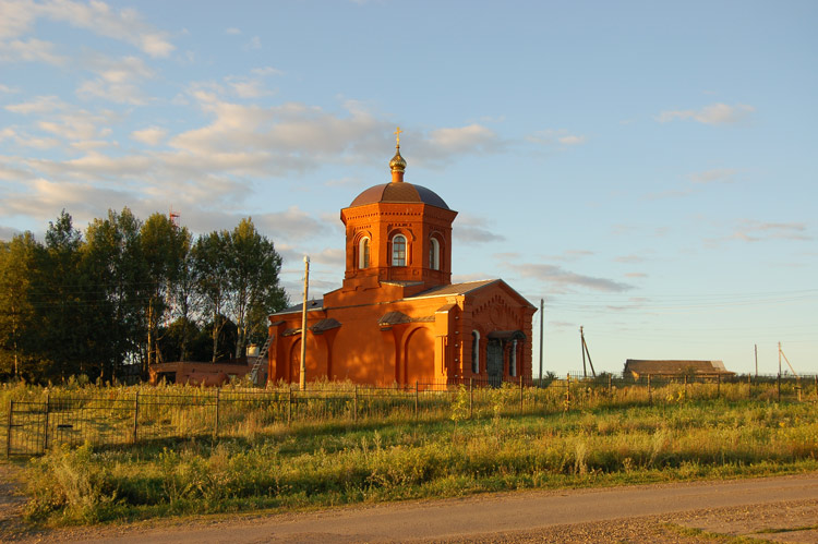 Церковь Михаила Архангела, Плоское (Свердловский район, Орловская область). общий вид в ландшафте