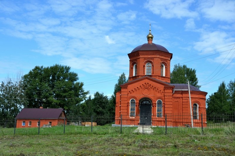 Церковь Михаила Архангела, Плоское (Свердловский район, Орловская область). общий вид в ландшафте