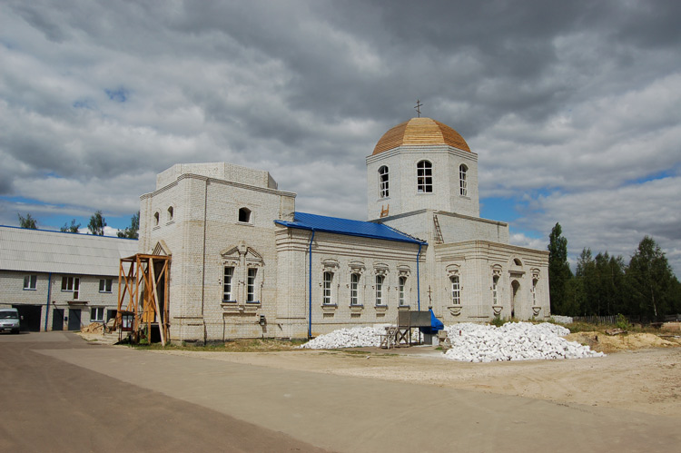 Ливны. Церковь Георгия Победоносца в Рабочем посёлке. фасады, Несмотря на незавершенность строительства, богослужения проходят в полностью приспособленной для этого трапезной.