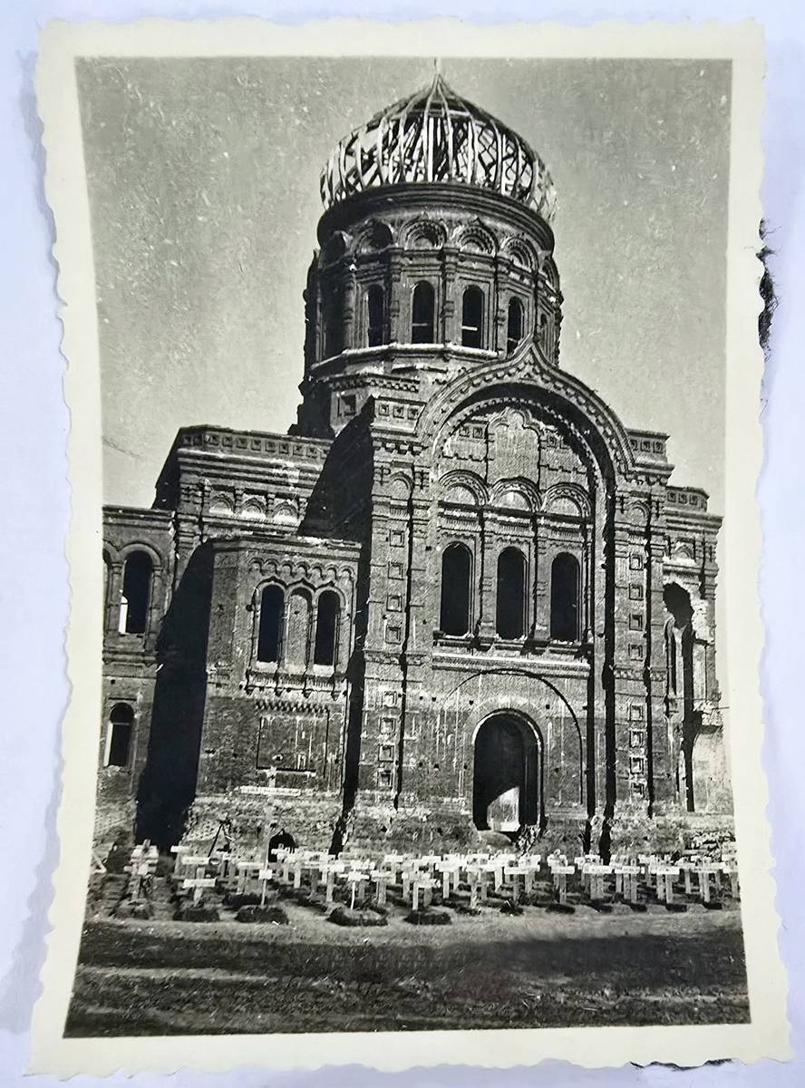 Фрагмент южного фасада. Фото 1942 г. с аукциона e-bay.de, архивная фотография. Церковь иконы Божией Матери "Знамение", Ульяново (Ульяновский район, Калужская область)