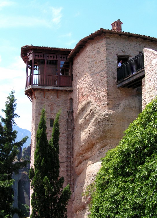 Метеоры (Μετέωρα). Варвары великомученицы, монастырь. фасады, На переднем плане, на стене, видна лестница, которая использовалась при подъеме к монастырю.