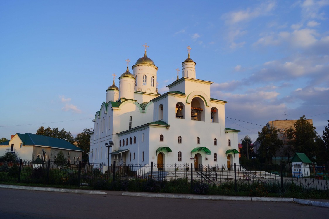 Ишимбай. Церковь Троицы Живоначальной. фасады