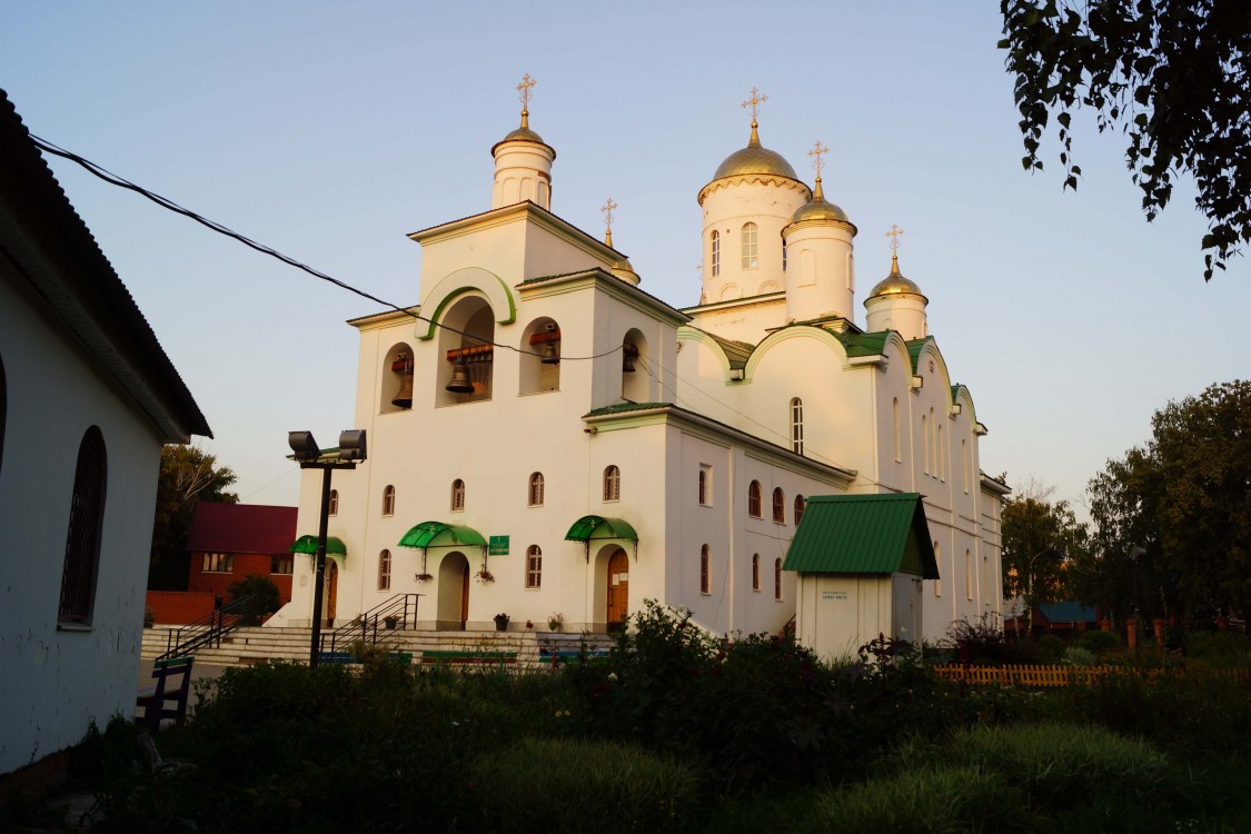 Ишимбай. Церковь Троицы Живоначальной. фасады