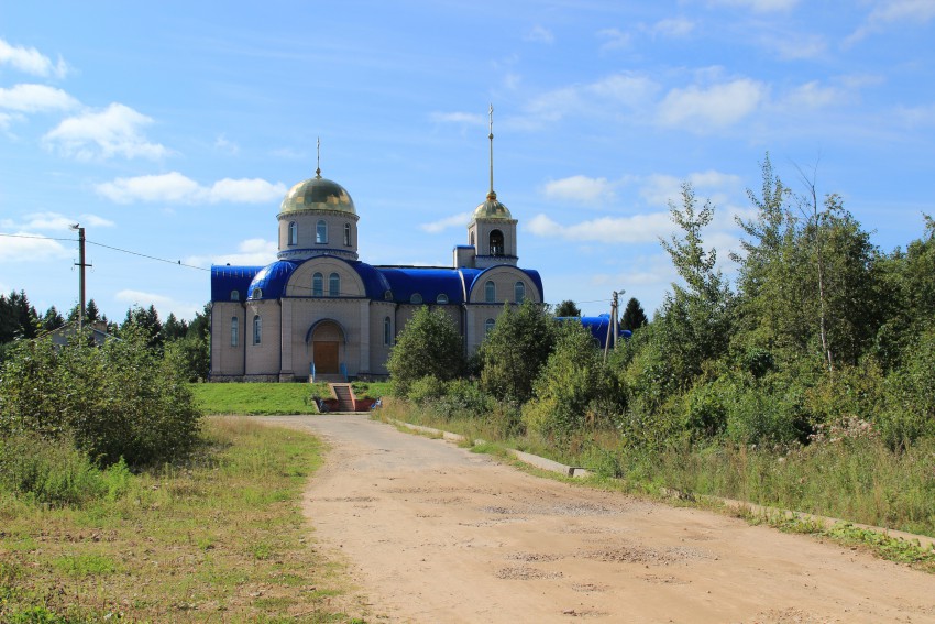 Боровичи. Церковь Рождества Иоанна Предтечи в Сосновке. общий вид в ландшафте