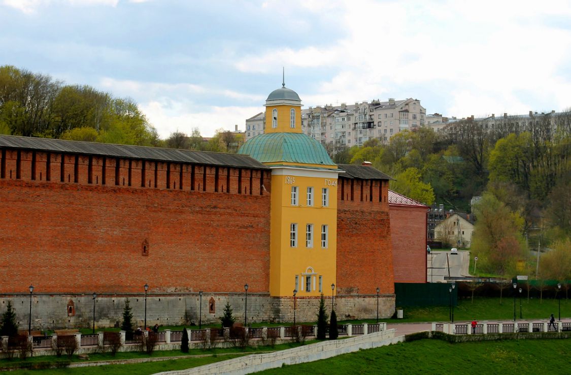 Смоленск. Церковь Тихона Задонского. фасады, Вид с моста через р. Днепр