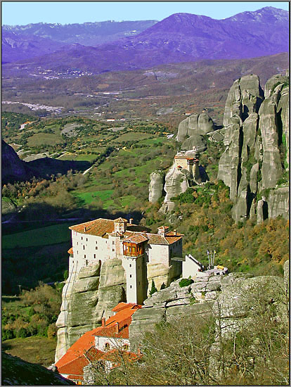 Варвары великомученицы, монастырь, Метеоры (Μετέωρα) (Фессалия (Θεσσαλία), Греция). общий вид в ландшафте