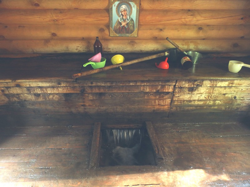 Часовня Николая Чудотворца, Белоглазово (Городецкий район, Нижегородская область). интерьер и убранство, Источник (между часовней и купальней)