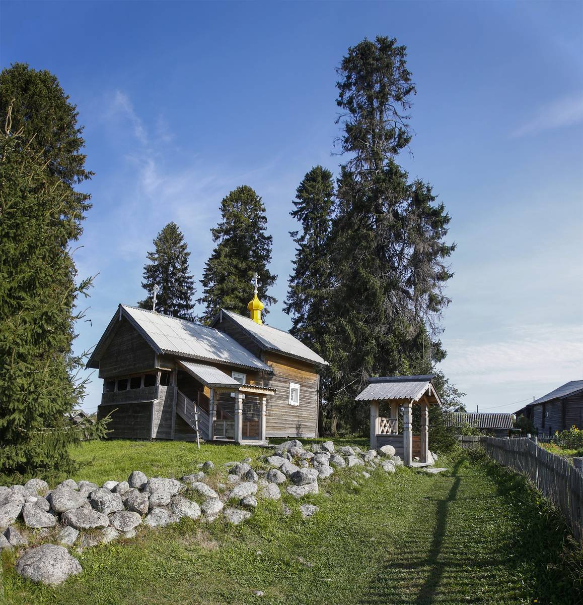 общий вид в ландшафте. Часовня Смоленской иконы Божией Матери, Кинерма (Пряжинский район, Республика Карелия)
