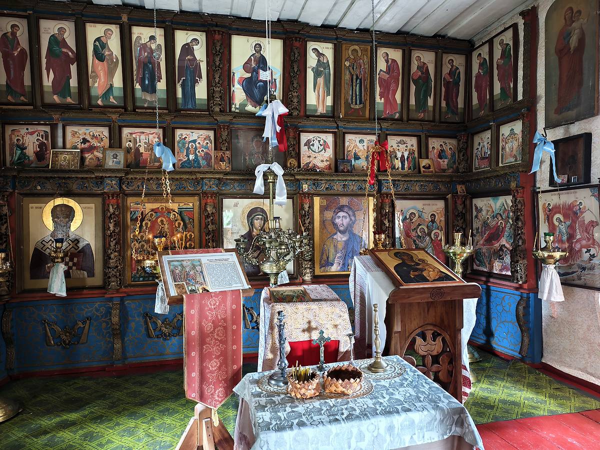 Центральная часть часовни и иконостас, интерьер и убранство. Часовня Смоленской иконы Божией Матери, Кинерма (Пряжинский район, Республика Карелия)