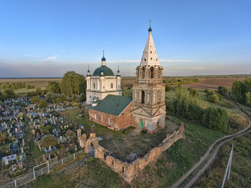 Петровка. Церковь Рождества Христова. общий вид в ландшафте