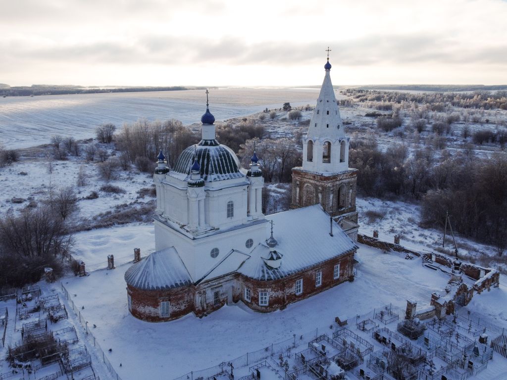 Петровка. Церковь Рождества Христова. общий вид в ландшафте