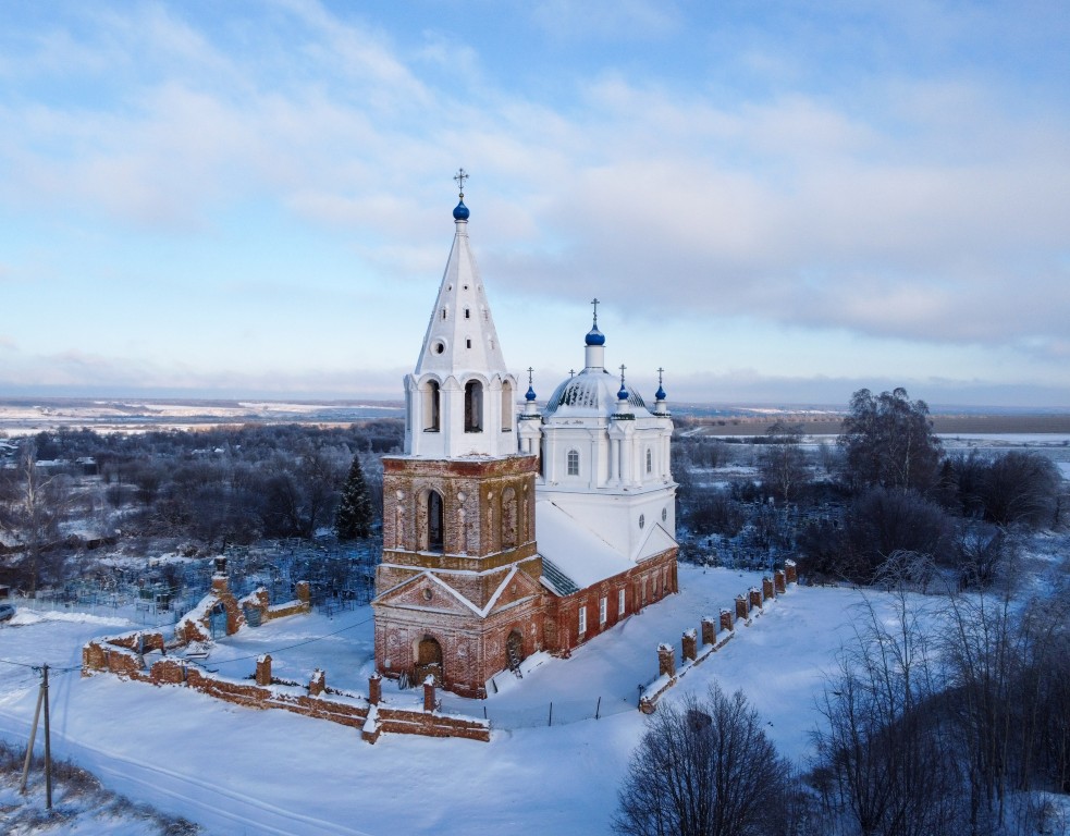 Петровка. Церковь Рождества Христова. общий вид в ландшафте