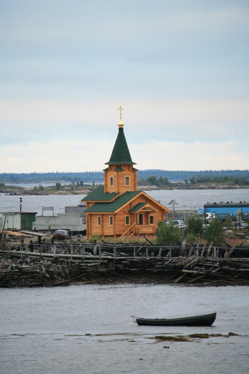 Часовня Николая Чудотворца, Рабочеостровск (Кемский район, Республика Карелия). общий вид в ландшафте