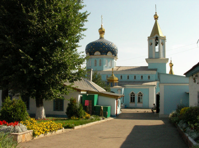 Церковь Николая Чудотворца, Магнитогорск (Магнитогорск, город, Челябинская область). фасады, Церковный дворик