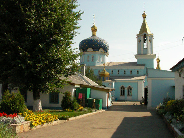 Магнитогорск. Церковь Николая Чудотворца. фасады, Церковный дворик