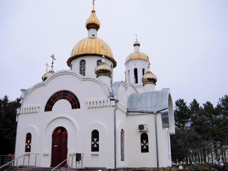 Церковь Иоанна Воина, Краснодар (Краснодар, город, Краснодарский край). общий вид в ландшафте, Храм Иоанна Воина при Краснодарском военном авиационном институте, вид с южной стороны.

Заложен в день памяти Иоанна Воина 12 августа 1995 года во время визита патриарха Алексия II.
Освящён 12 августа 2000 года.