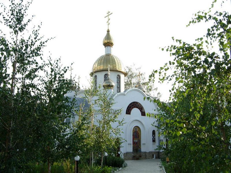 Церковь Иоанна Воина, Краснодар (Краснодар, город, Краснодарский край). общий вид в ландшафте, Храм Иоанна Воина при Краснодарском военном авиационном институте, вид с северо-восточной стороны.

Заложен в день памяти Иоанна Воина 12 августа 1995 года во время визита патриарха Алексия II.
Освящён 12 августа 2000 года.