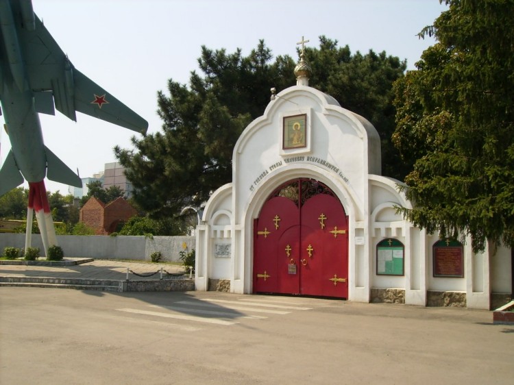 Церковь Иоанна Воина, Краснодар (Краснодар, город, Краснодарский край). дополнительная информация, Ворота  на  территорию  храма