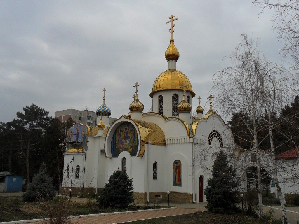Церковь Иоанна Воина, Краснодар (Краснодар, город, Краснодарский край). общий вид в ландшафте, Храм Иоанна Воина,слева придел в честь иконы Божией Матери «Избавительница»