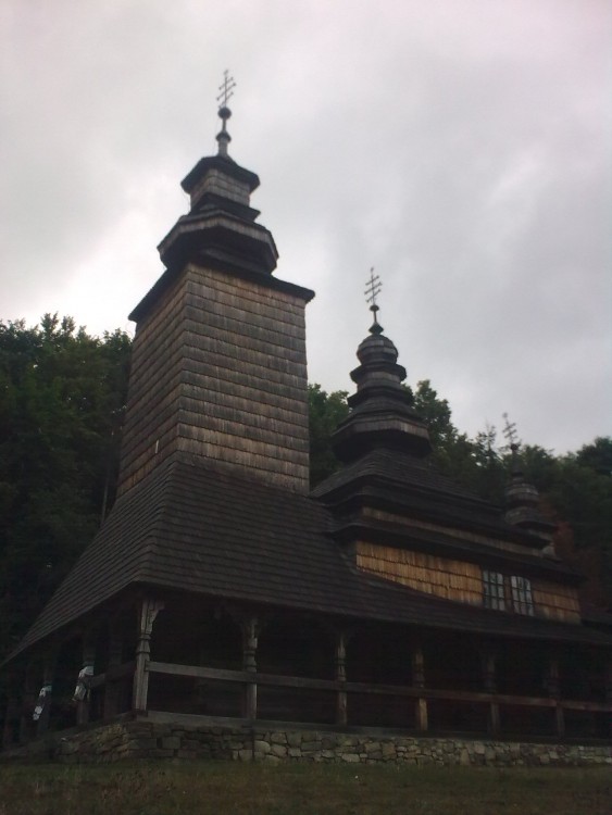 Церковь Покрова Пресвятой Богородицы из с. Канора, Пирогово (Голосеевский район, Украина, г. Киев). общий вид в ландшафте