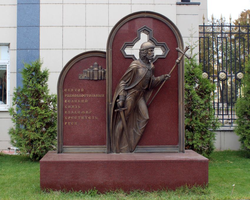 Церковь Владимира равноапостольного, Тула (Тула, город, Тульская область). дополнительная информация, Памятник князю Владимиру на территории храма. Скульптор Ю. А. Уваркин. Открыт 28 июля 2012 г.