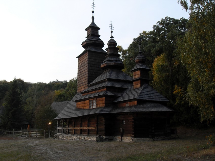 Церковь Покрова Пресвятой Богородицы из с. Канора, Пирогово (Голосеевский район, Украина, г. Киев). общий вид в ландшафте