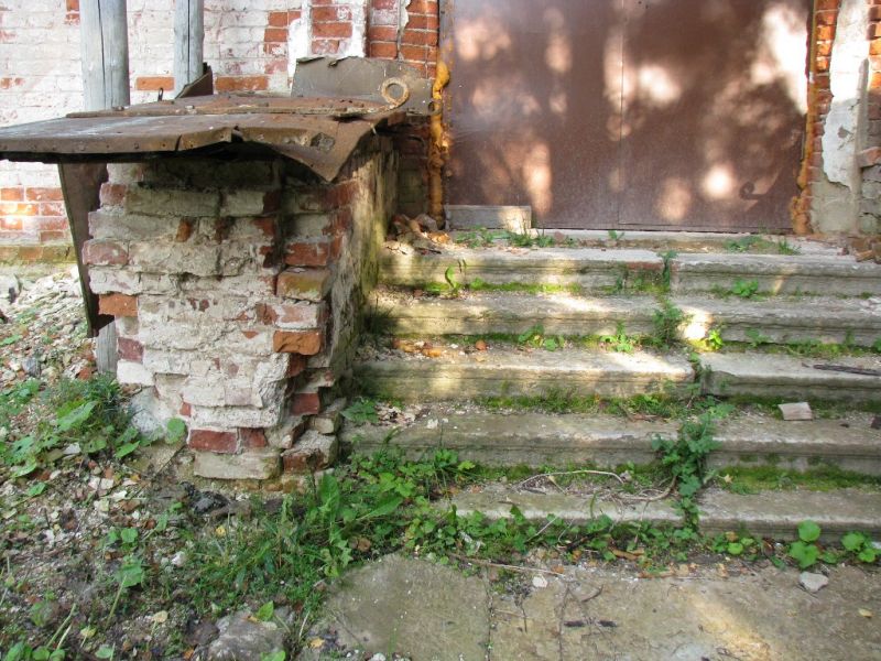 Церковь Трёх Святителей, Кобякова Горка (Тихвинский район, Ленинградская область). архитектурные детали, Крыльцо