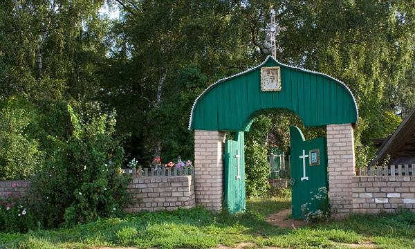 Церковь Тихвинской иконы Божией Матери, Дерглец (Волотовский район, Новгородская область). фасады, Ворота
